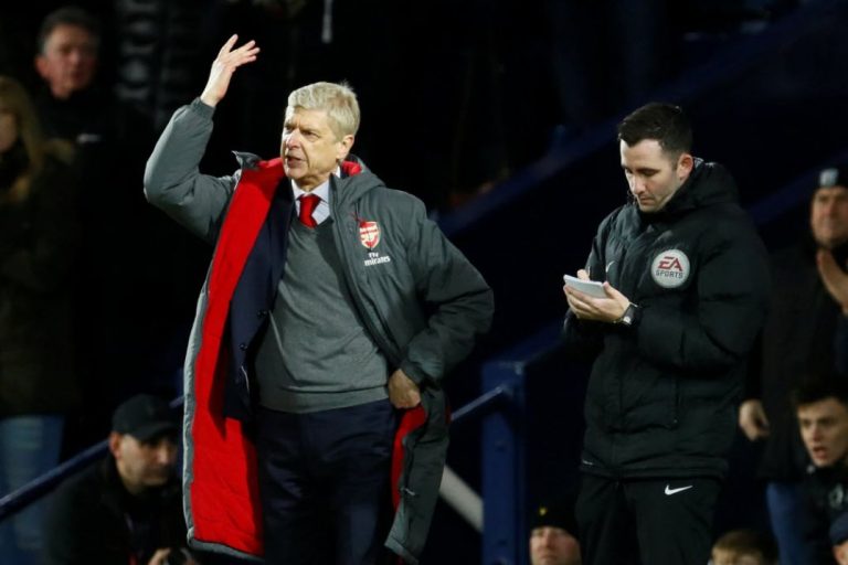 WENGER HEKELT SCHEIDSRECHTERS IN PREMIER LEAGUE