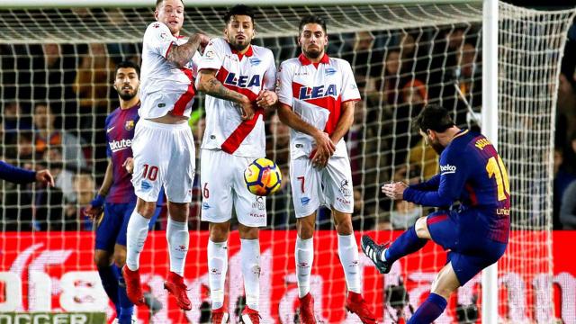 Suarez en Messi buigen achterstand Barça tegen Alaves om in nipte zege