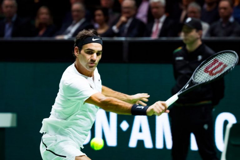 Federer wint makkelijk van Dimitrov in finale