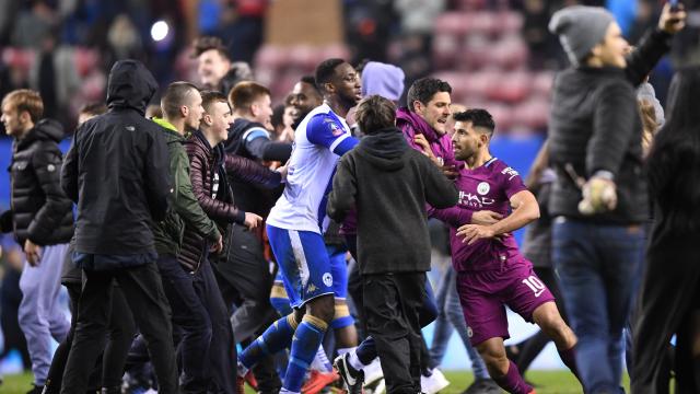 Aguero deelt klap uit aan supporter na uitschakeling City in FA Cup