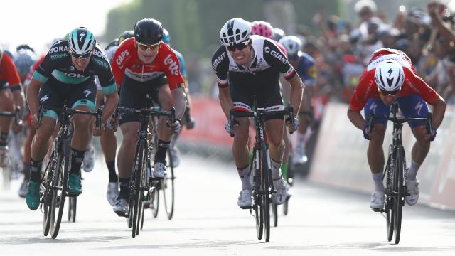 Bauhaus klopt Kittel in Abu Dhabi en bezorgt Sunweb eerste seizoenszege