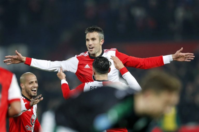 Scorende van Persie helpt Feyenoord aan ruime zege