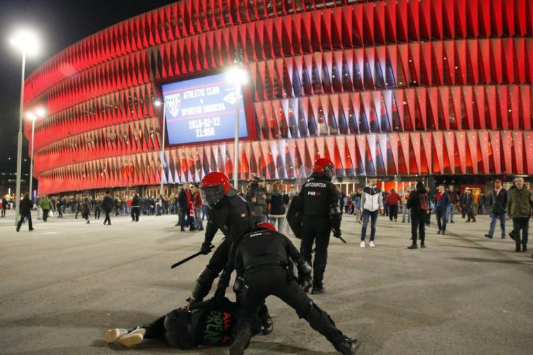 Agent sterft bij voetbalrellen in Bilbao