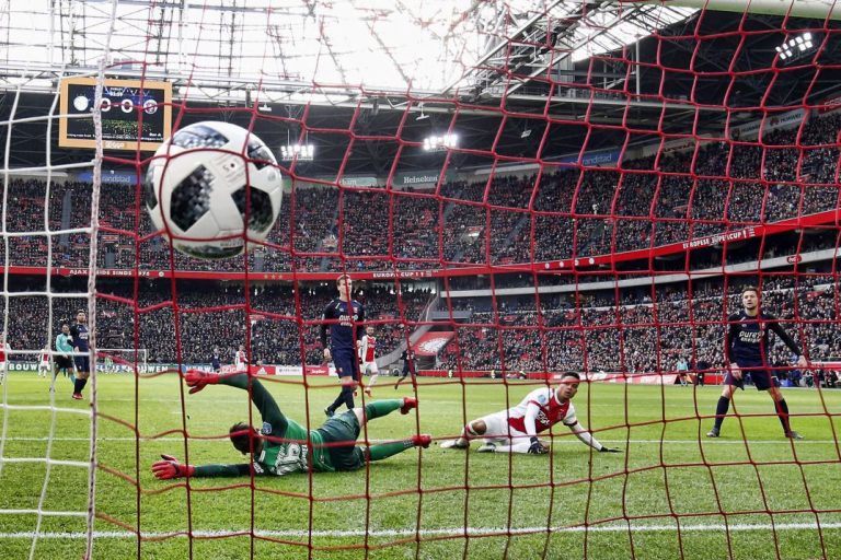 Ajax met hangen en wurgen langs FC Twente