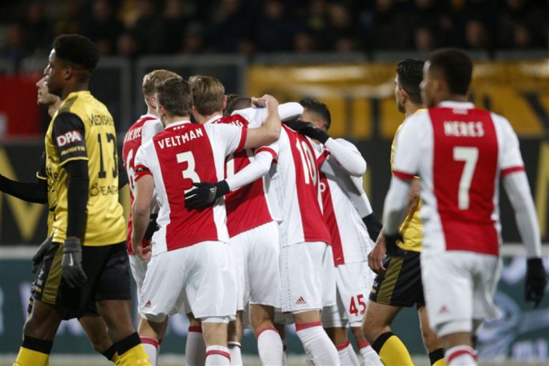 Ajax laat PSV niet verder uitlopen
