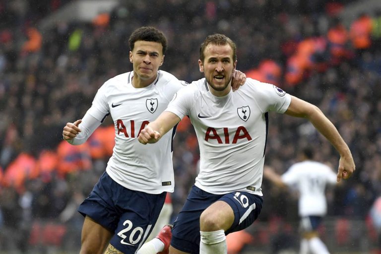 Kane kopt Tottenham langs Arsenal