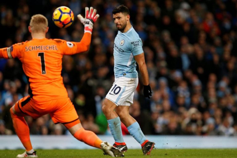 Vier goals Aguero voor City