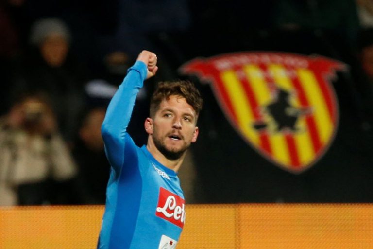 Wereldgoal Mertens houdt Napoli aan kop