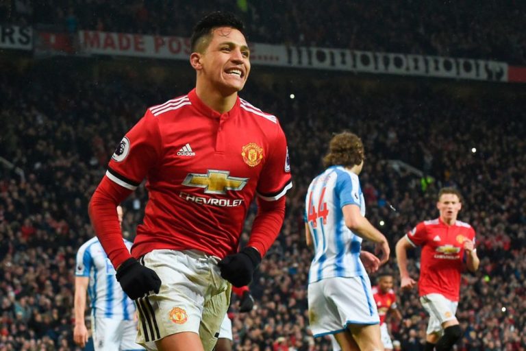 Sanchez mist pingel, maar scoort wel voor United