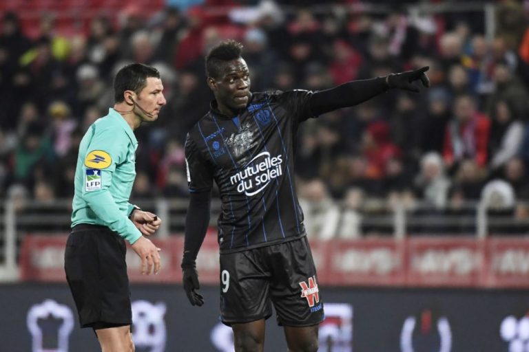 Geel voor Balotelli na racistische spreekkoren