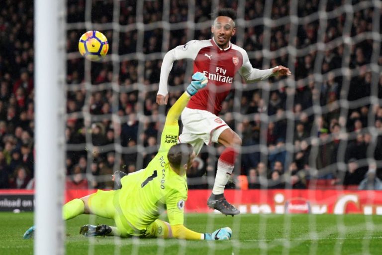 Aubameyang scoort direct in afstraffing Everton