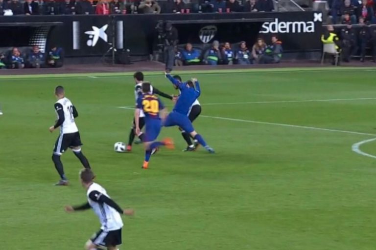 Bizar – Tegenstander trekt shirt Messi uit