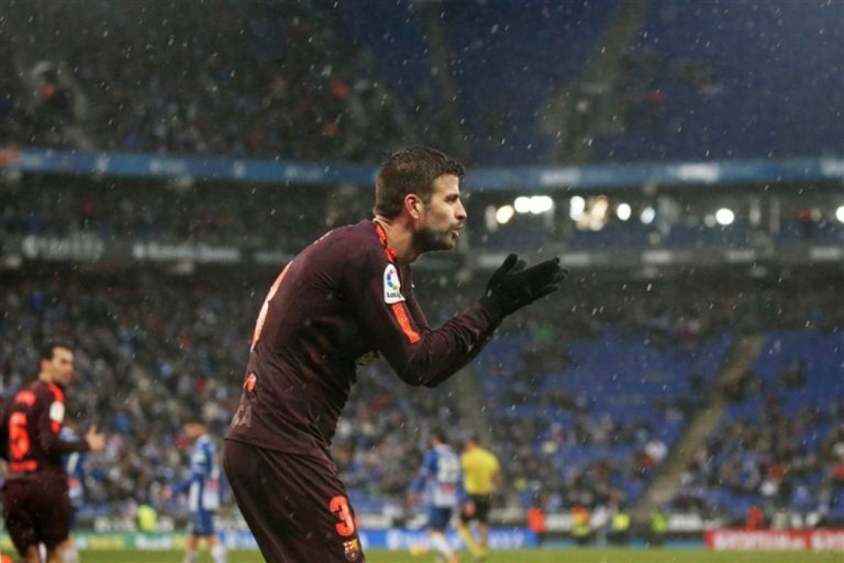 Pique heeft knieklachten en hoopt op Chelsea