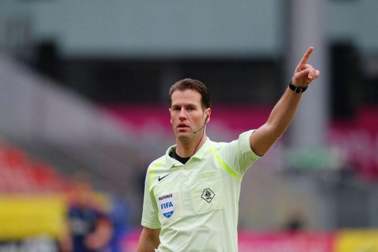 Makkelie leidt topper in De Kuip
