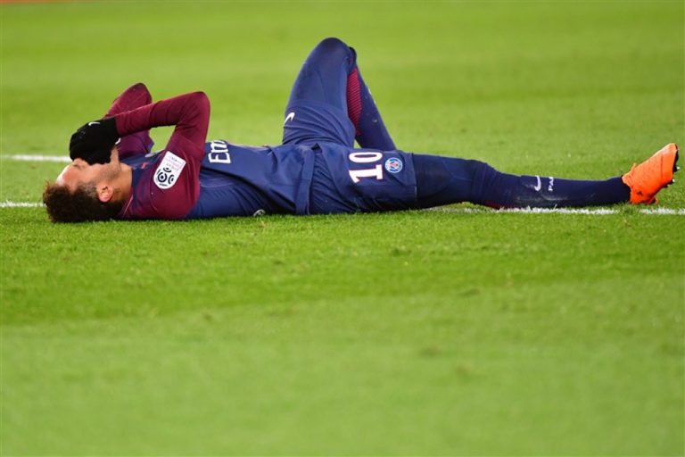 Neymar per brancard van veld gedragen