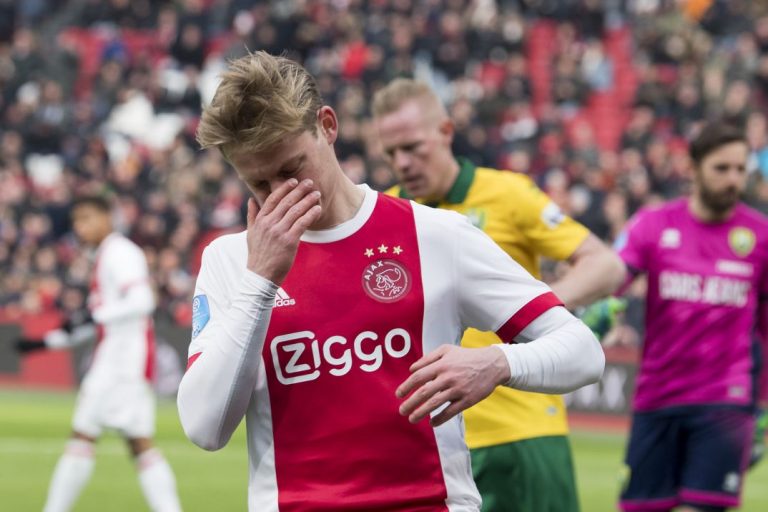 Ajax loopt peperdure averij op in titelstrijd