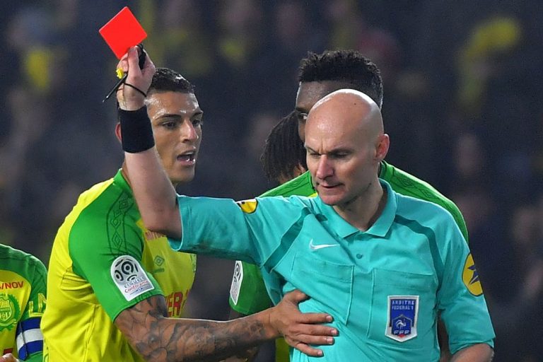 Schoppende arbiter drie maanden geschorst