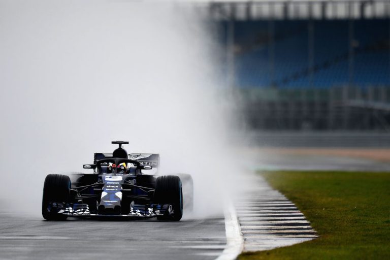 Ricciardo vliegt van baan met nieuwe Red Bull