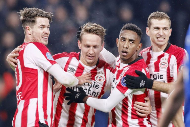 De Jong helpt PSV aan ruime zege op gehavend PEC Zwolle