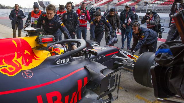 Verstappen komt in ochtend eerste testdag tot slechts één ronde