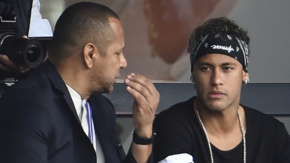 ‘FIFA stelt Barcelona in het gelijk; Neymar overweegt stap naar rechter