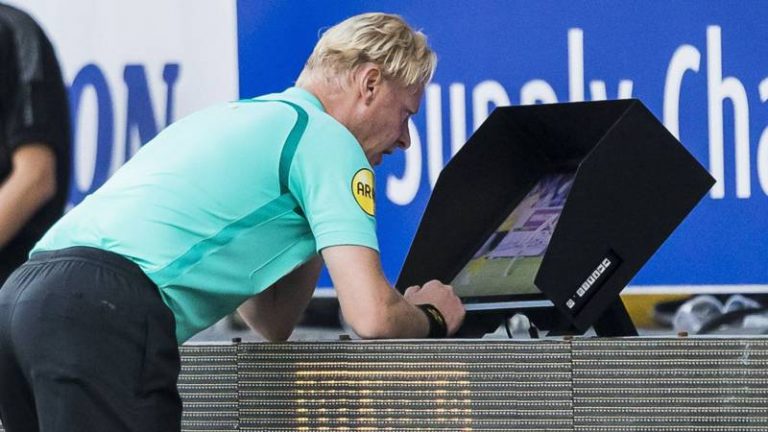 ‘UEFA overweegt VAR in Champions League’