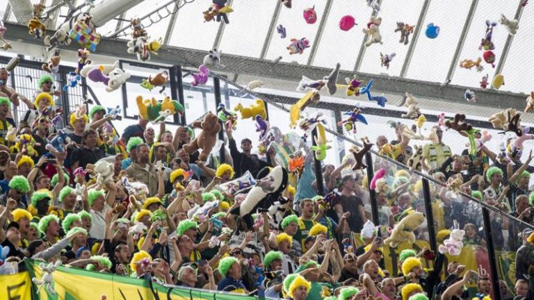 Feyenoord-fans mogen hun knuffels niet het stadion in meenemen