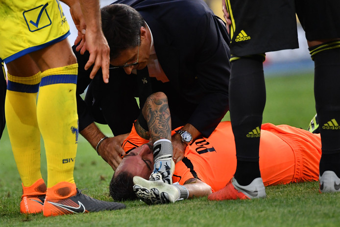 Excuses Dybala na juichen terwijl keeper bewusteloos op de grond ligt
