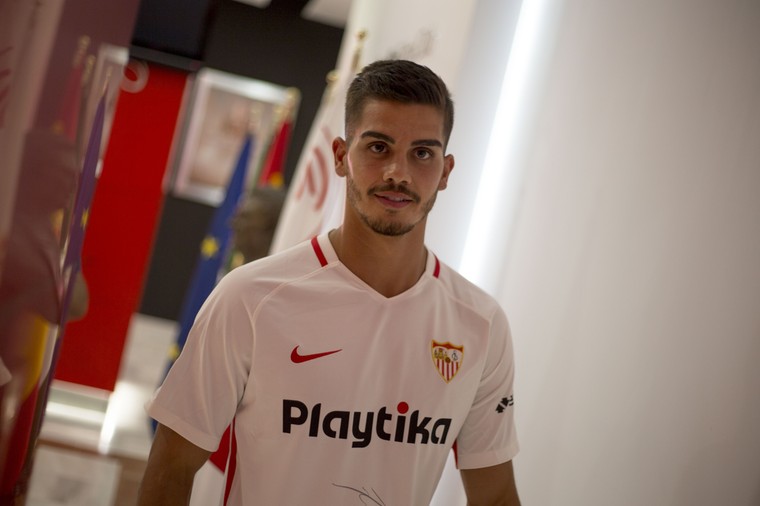 André Silva schrijft geschiedenis met droomdebuut bij Sevilla