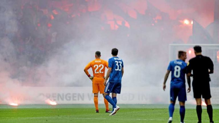 Aangifte Feyenoord tegen fakkelgooiers