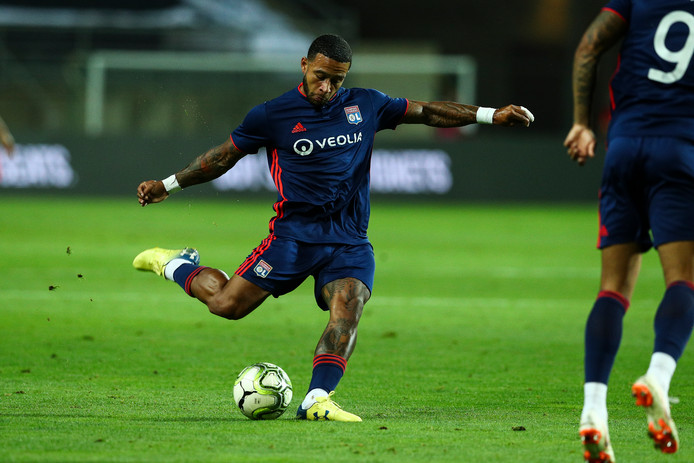 Depay geeft assist en ontsnapt aan rood tegen Benfica