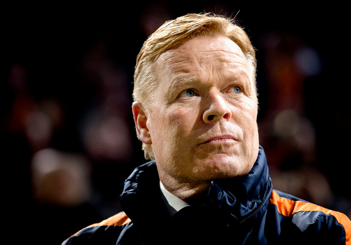 Koeman en Gudde overhandigen Johan Cruijff Schaal