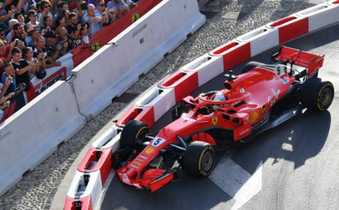 Vettel houdt zijn Ferrari niet heel bij demo in Milaan
