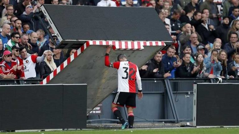 Matchwinnaar Van Persie ziet ook rood