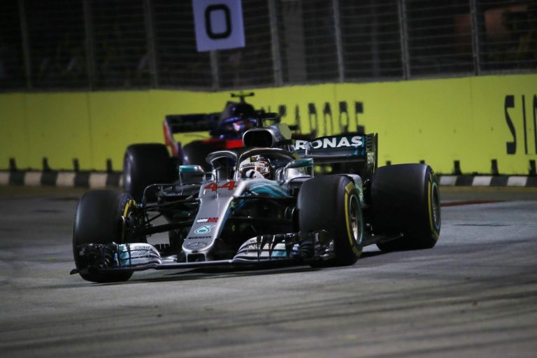 Race: Hamilton heerst in Singapore
