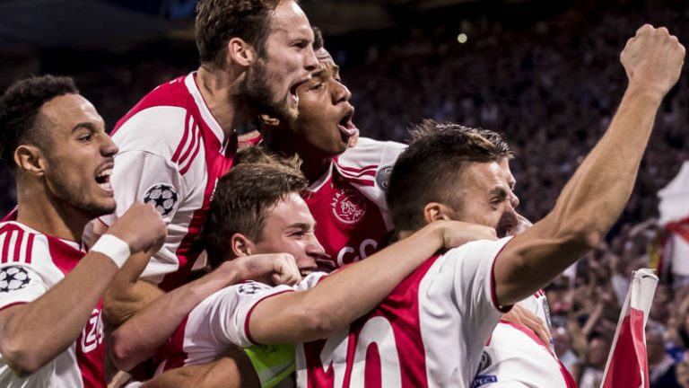 Ajax begint Champions League met overtuigende overwinning op AEK