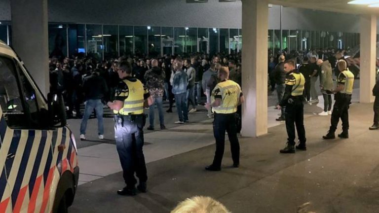 Supporters FC Groningen belagen stadion na bekernederlaag