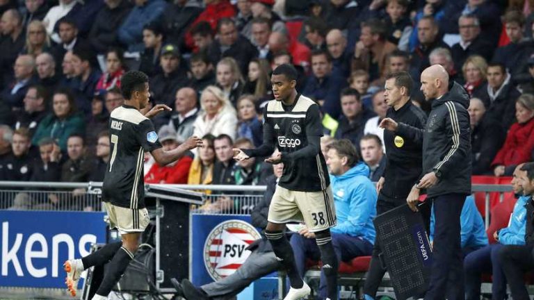 Ajax-debutant Gravenberch schrijft geschiedenis