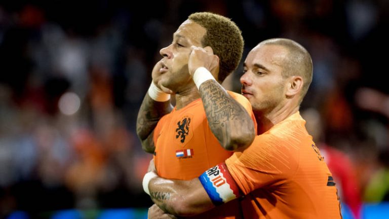 Depay bezorgt Oranje na rust overwinning bij afscheid Sneijder