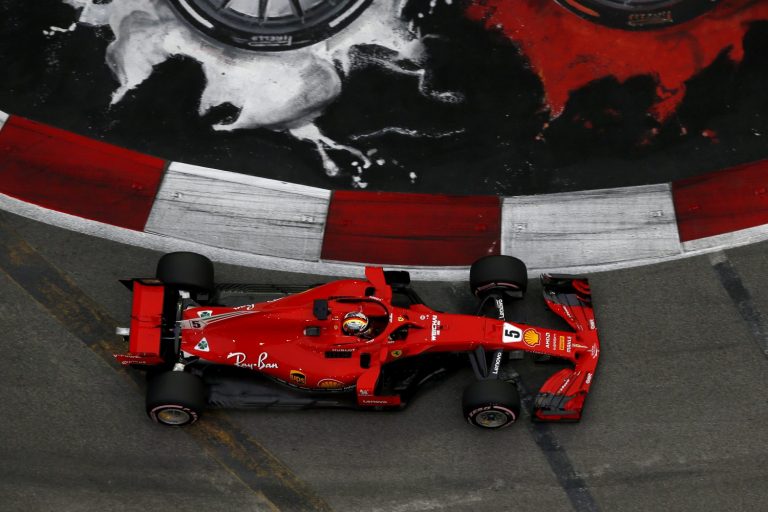 VT3: Vettel schiet naar de snelste tijd in Singapore