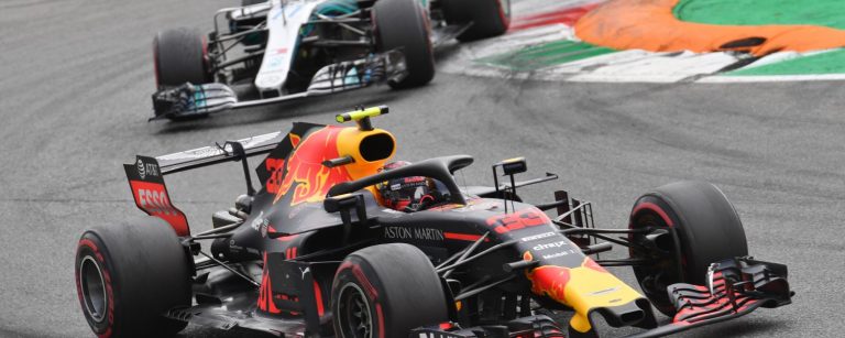Verstappen: ‘Ik liet genoeg ruimte, maar krijg straf omdat hij tegen me aan rijdt’