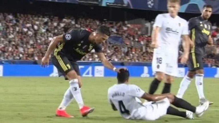 Liplezers achterhalen reden rode kaart Ronaldo