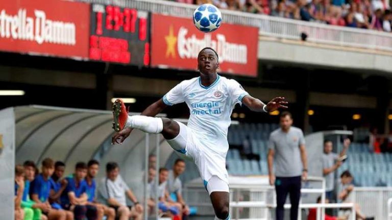 Barça deelt eerste tik uit aan PSV