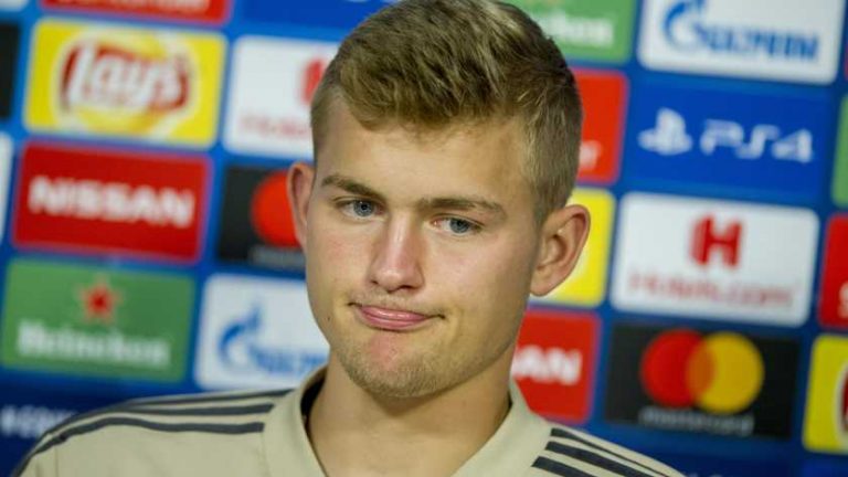 Klap voor Ajax: De Ligt haakt af