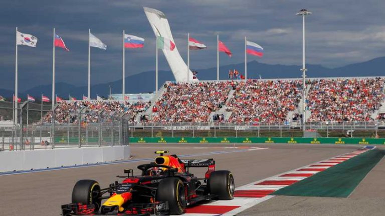 Spectaculaire inhaalrace Verstappen in Sotsji