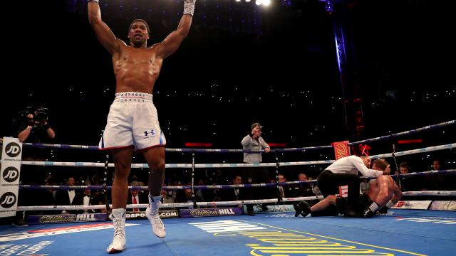 Bokser Joshua verdedigt wereldtitels na knock-out tegen Povetkin