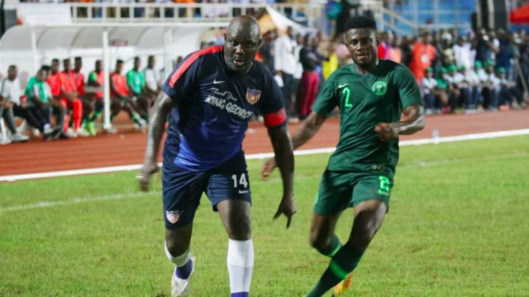 Opvallend: president Weah (51) doet mee met nationale elftal Liberia