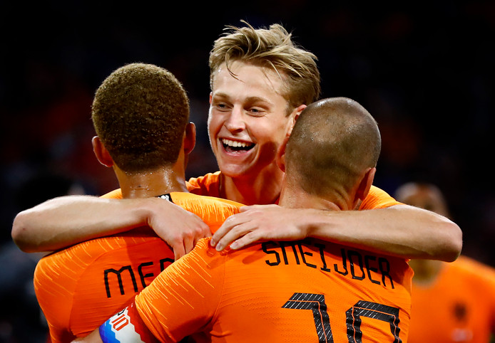 ‘Barça en Spurs kregen zelfde antwoord bij Ajax: De Jong is niet te koop’