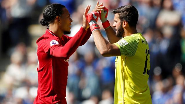 Liverpool blijft ondanks blunder Alisson foutloos in Premier League