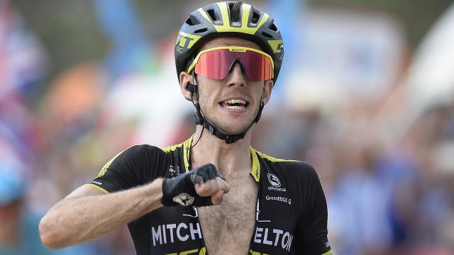 Simon Yates wint zware bergrit in Vuelta en herovert leiderstrui